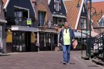 Volendam 23 april 2020
Jan Keizer wandelend op een lege dijk in Volendam ivm de coronacrisis.