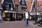 Volendam 23 april 2020
Jan Keizer wandelend op een lege dijk in Volendam ivm de coronacrisis.