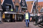 Volendam 23 april 2020
Jan Keizer wandelend op een lege dijk in Volendam ivm de coronacrisis.