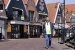 Volendam 23 april 2020
Jan Keizer wandelend op een lege dijk in Volendam ivm de coronacrisis.