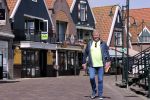 Volendam 23 april 2020
Jan Keizer wandelend op een lege dijk in Volendam ivm de coronacrisis.