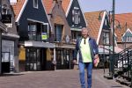 Volendam 23 april 2020
Jan Keizer wandelend op een lege dijk in Volendam ivm de coronacrisis.