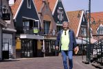 Volendam 23 april 2020
Jan Keizer wandelend op een lege dijk in Volendam ivm de coronacrisis.