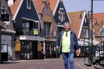 Volendam 23 april 2020
Jan Keizer wandelend op een lege dijk in Volendam ivm de coronacrisis.