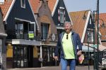 Volendam 23 april 2020
Jan Keizer wandelend op een lege dijk in Volendam ivm de coronacrisis.