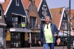 Volendam 23 april 2020
Jan Keizer wandelend op een lege dijk in Volendam ivm de coronacrisis.