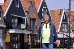 Volendam 23 april 2020
Jan Keizer wandelend op een lege dijk in Volendam ivm de coronacrisis.