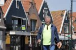 Volendam 23 april 2020
Jan Keizer wandelend op een lege dijk in Volendam ivm de coronacrisis.