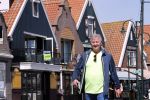Volendam 23 april 2020
Jan Keizer wandelend op een lege dijk in Volendam ivm de coronacrisis.