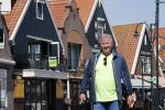 Volendam 23 april 2020
Jan Keizer wandelend op een lege dijk in Volendam ivm de coronacrisis.
