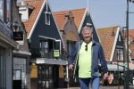 Volendam 23 april 2020
Jan Keizer wandelend op een lege dijk in Volendam ivm de coronacrisis.