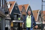 Volendam 23 april 2020
Jan Keizer wandelend op een lege dijk in Volendam ivm de coronacrisis.