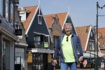 Volendam 23 april 2020
Jan Keizer wandelend op een lege dijk in Volendam ivm de coronacrisis.