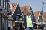 Volendam 23 april 2020
Jan Keizer wandelend op een lege dijk in Volendam ivm de coronacrisis.