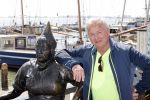 Volendam 23 april 2020
Jan Keizer wandelend op een lege dijk in Volendam ivm de coronacrisis.