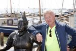 Volendam 23 april 2020
Jan Keizer wandelend op een lege dijk in Volendam ivm de coronacrisis.