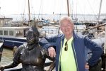 Volendam 23 april 2020
Jan Keizer wandelend op een lege dijk in Volendam ivm de coronacrisis.