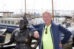 Volendam 23 april 2020
Jan Keizer wandelend op een lege dijk in Volendam ivm de coronacrisis.