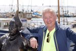 Volendam 23 april 2020
Jan Keizer wandelend op een lege dijk in Volendam ivm de coronacrisis.