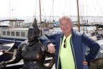 Volendam 23 april 2020
Jan Keizer wandelend op een lege dijk in Volendam ivm de coronacrisis.
