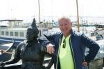 Volendam 23 april 2020
Jan Keizer wandelend op een lege dijk in Volendam ivm de coronacrisis.