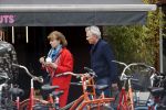 Amsterdam 25 april 2020
Tom Egbers en zijn  vrouw Janke Dekker halen samen een ijsje op de beethovenstraat