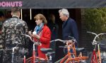 Amsterdam 25 april 2020
Tom Egbers en zijn  vrouw Janke Dekker halen samen een ijsje op de beethovenstraat