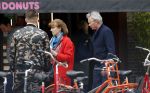 Amsterdam 25 april 2020
Tom Egbers en zijn  vrouw Janke Dekker halen samen een ijsje op de beethovenstraat