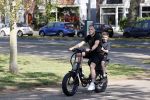 Amsterdam 24 april 2020
Johnny Heitinga en zijn zoon Lennox op een stoere coole electrische fiets , de doppio