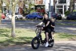 Amsterdam 24 april 2020
Johnny Heitinga en zijn zoon Lennox op een stoere coole electrische fiets , de doppio