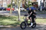 Amsterdam 24 april 2020
Johnny Heitinga en zijn zoon Lennox op een stoere coole electrische fiets , de doppio