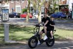 Amsterdam 24 april 2020
Johnny Heitinga en zijn zoon Lennox op een stoere coole electrische fiets , de doppio