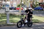 Amsterdam 24 april 2020
Johnny Heitinga en zijn zoon Lennox op een stoere coole electrische fiets , de doppio