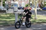 Amsterdam 24 april 2020
Johnny Heitinga en zijn zoon Lennox op een stoere coole electrische fiets , de doppio