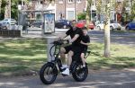 Amsterdam 24 april 2020
Johnny Heitinga en zijn zoon Lennox op een stoere coole electrische fiets , de doppio
