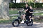 Amsterdam 24 april 2020
Johnny Heitinga en zijn zoon Lennox op een stoere coole electrische fiets , de doppio