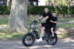 Amsterdam 24 april 2020
Johnny Heitinga en zijn zoon Lennox op een stoere coole electrische fiets , de doppio