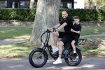 Amsterdam 24 april 2020
Johnny Heitinga en zijn zoon Lennox op een stoere coole electrische fiets , de doppio