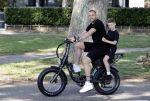 Amsterdam 24 april 2020
Johnny Heitinga en zijn zoon Lennox op een stoere coole electrische fiets , de doppio