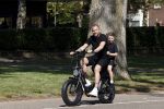 Amsterdam 24 april 2020
Johnny Heitinga en zijn zoon Lennox op een stoere coole electrische fiets , de doppio