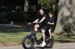 Amsterdam 24 april 2020
Johnny Heitinga en zijn zoon Lennox op een stoere coole electrische fiets , de doppio