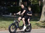 Amsterdam 24 april 2020
Johnny Heitinga en zijn zoon Lennox op een stoere coole electrische fiets , de doppio