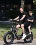 Amsterdam 24 april 2020
Johnny Heitinga en zijn zoon Lennox op een stoere coole electrische fiets , de doppio