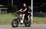 Amsterdam 24 april 2020
Johnny Heitinga en zijn zoon Lennox op een stoere coole electrische fiets , de doppio