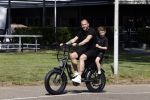 Amsterdam 24 april 2020
Johnny Heitinga en zijn zoon Lennox op een stoere coole electrische fiets , de doppio