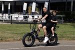 Amsterdam 24 april 2020
Johnny Heitinga en zijn zoon Lennox op een stoere coole electrische fiets , de doppio