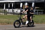 Amsterdam 24 april 2020
Johnny Heitinga en zijn zoon Lennox op een stoere coole electrische fiets , de doppio