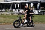 Amsterdam 24 april 2020
Johnny Heitinga en zijn zoon Lennox op een stoere coole electrische fiets , de doppio