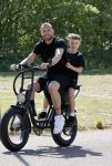 Amsterdam 24 april 2020
Johnny Heitinga en zijn zoon Lennox op een stoere coole electrische fiets , de doppio