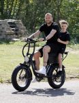 Amsterdam 24 april 2020
Johnny Heitinga en zijn zoon Lennox op een stoere coole electrische fiets , de doppio
